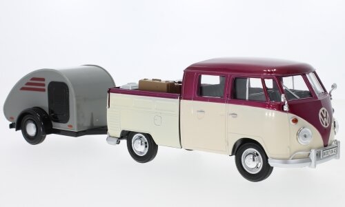 VW T1 Doka beig-rot mit Wohnwagen und Surfbrett